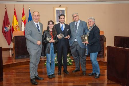 Imagen Arturo de Vicente recoge el XXXV Premio Internacional de Poesía Jaime Gil de Biedma de la Diputación en su edición más juvenil y mejor...